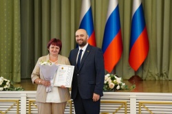 В честь празднования Дня работника торговли продавец и технолог Людмила Усманова награждена почётной грамотой губернатора Кузбасса.